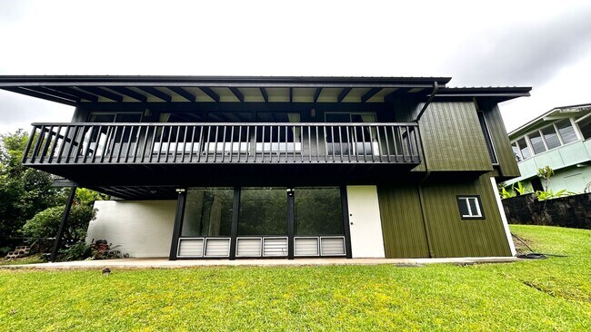 Building Photo - Spacious 3 BED/3 BATH Classic Maunawili Ho...