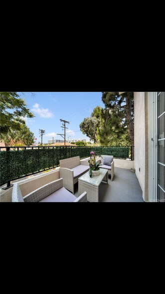 Building Photo - 2950 S Bentley Ave