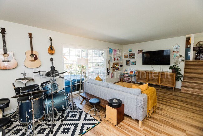 Building Photo - Beautifully Upgraded 3 Bed / 2 Bath Home –...