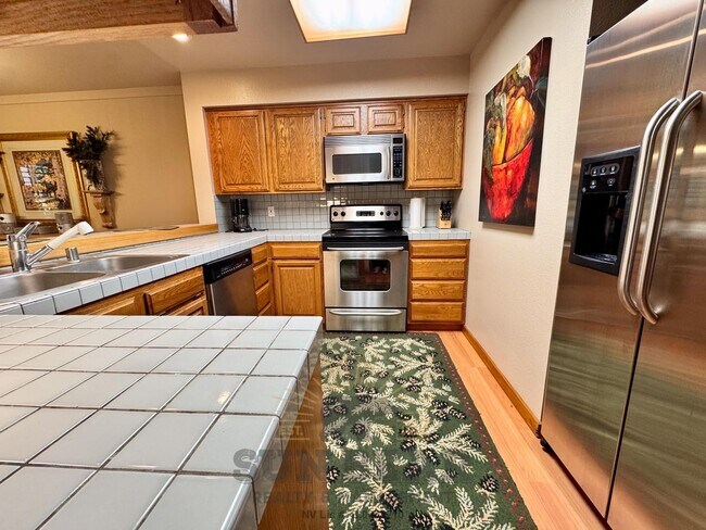 Building Photo - 2 Bedroom, 2 Bath in Third Creek with Hot Tub - Perfect Winter Getaway