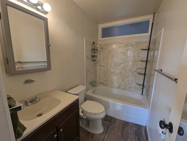 Building Photo - 20 Loch Lomond Ln