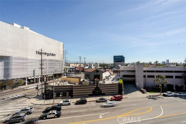 Building Photo - 321 S San Vicente Blvd