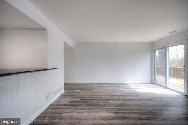 Building Photo - 49 Brambling Ln