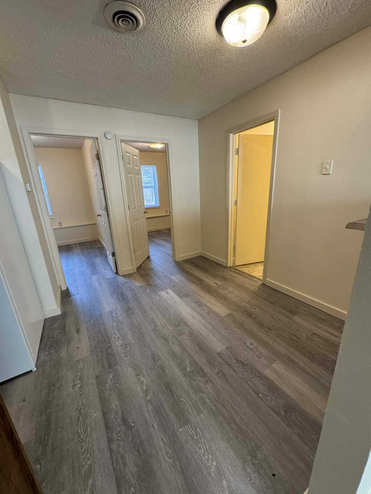 Building Photo - 1050 Plaza Ct N