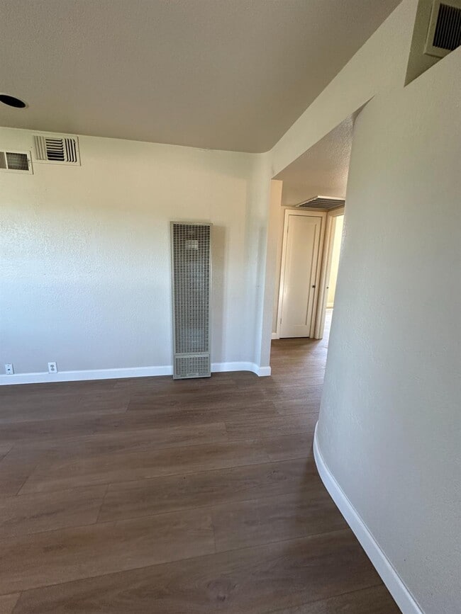 Building Photo - 3083 E Rose Ave