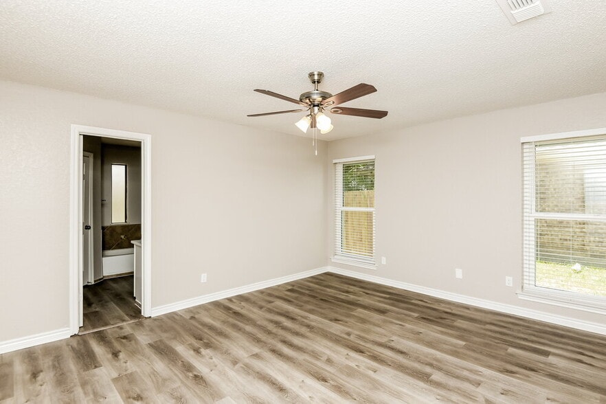 Building Photo - 1913 Green Willow Dr