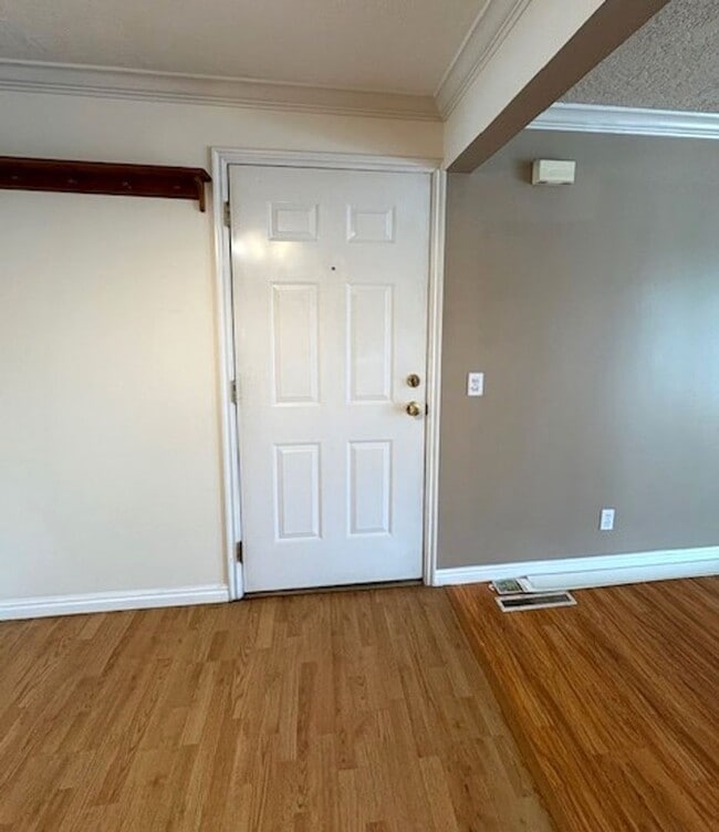 Building Photo - 2 Bedroom Condo in Millcreek!
