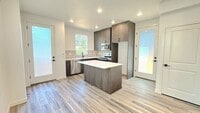 Building Photo - L0628