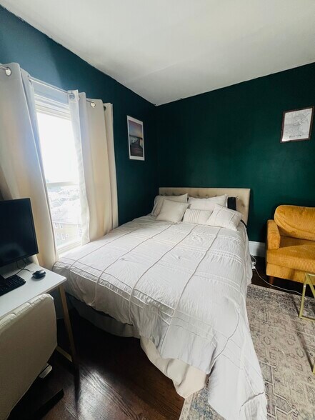 Queen Size Bed. - 22 Willard St