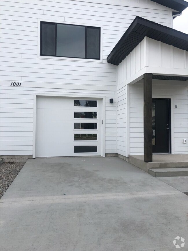 Building Photo - Two Story Town-Home! 2 Bedroom/ 2.5 Bath +...