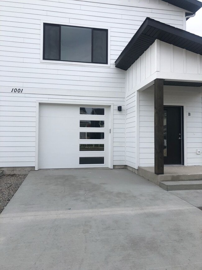Building Photo - Two Story Town-Home! 2 Bedroom/ 2.5 Bath +...