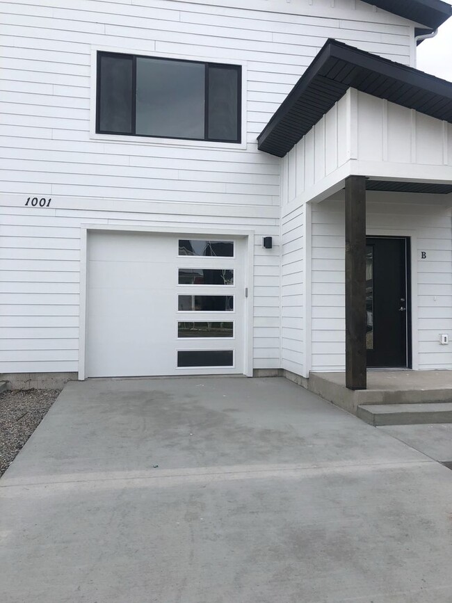 Primary Photo - Two Story Town-Home! 2 Bedroom/ 2.5 Bath +...