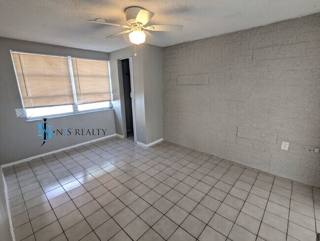 Building Photo - 3/2/1 1412 Sq. Ft. home with renovated kit...
