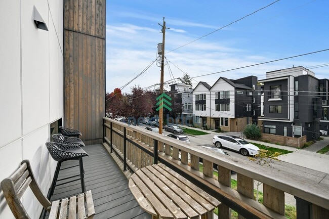 Building Photo - Beautiful 2 Bed 2.5 Bath Townhome for Rent