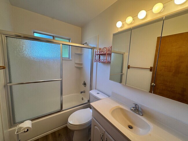 Building Photo - Single level 4 bedroom, 2  bath home – mov...
