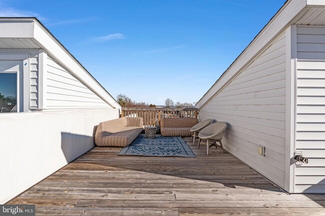 Building Photo - 308 Douglas Ave