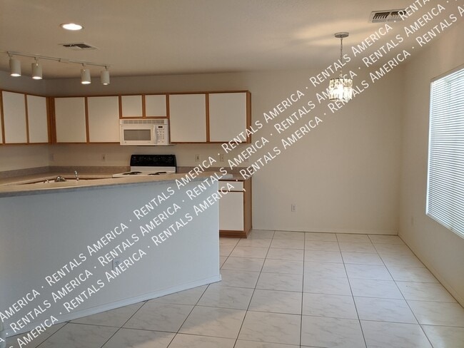 Building Photo - 895 E Lakeview Dr