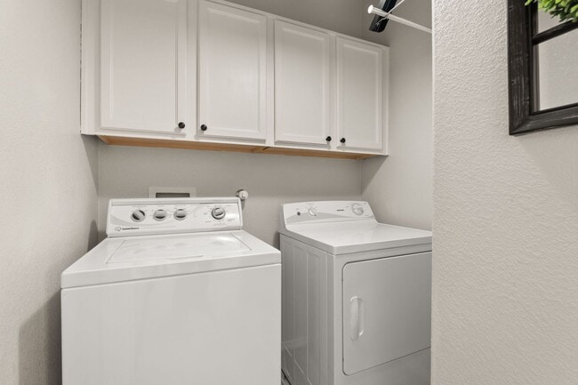 Building Photo - Upscale Condo | 3 Bed / 2 Bath | Garage | ...