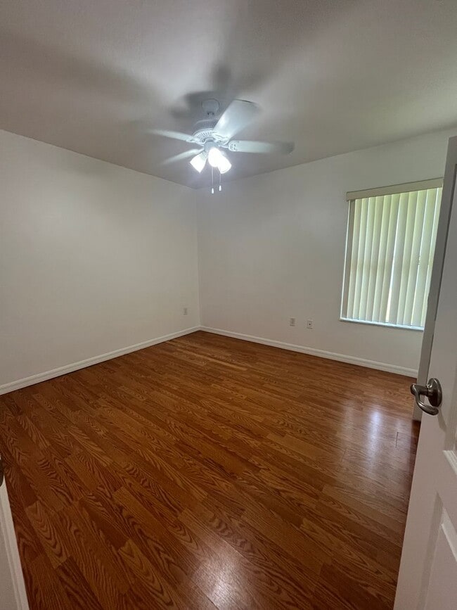 Building Photo - Single family Home with Florida room!