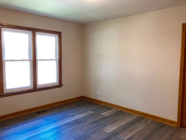 Building Photo - Updated 3Bed/2Bath Home For Rent Brookfield! 2 Car Attached Garage