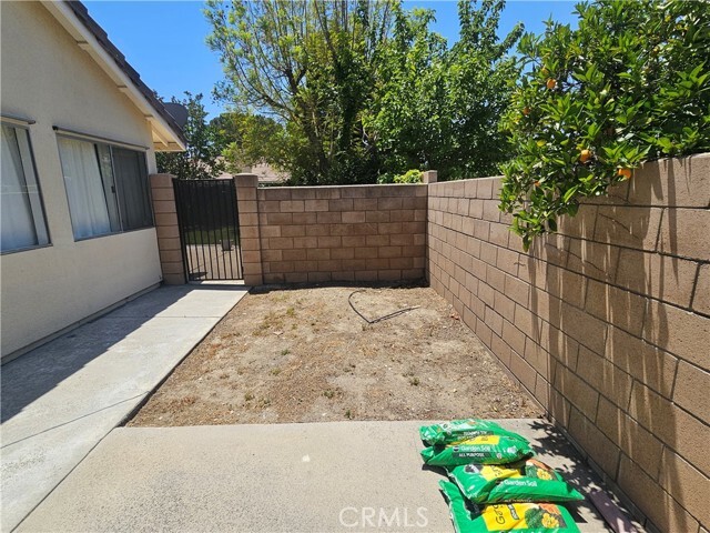 Building Photo - 890 N Driftwood Ave