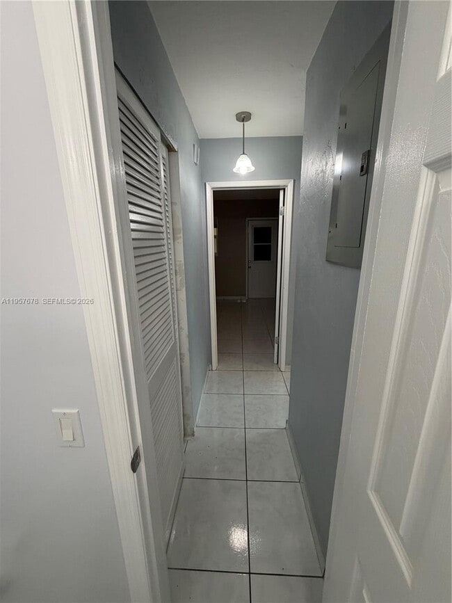 Building Photo - 1301 N 12th Ct