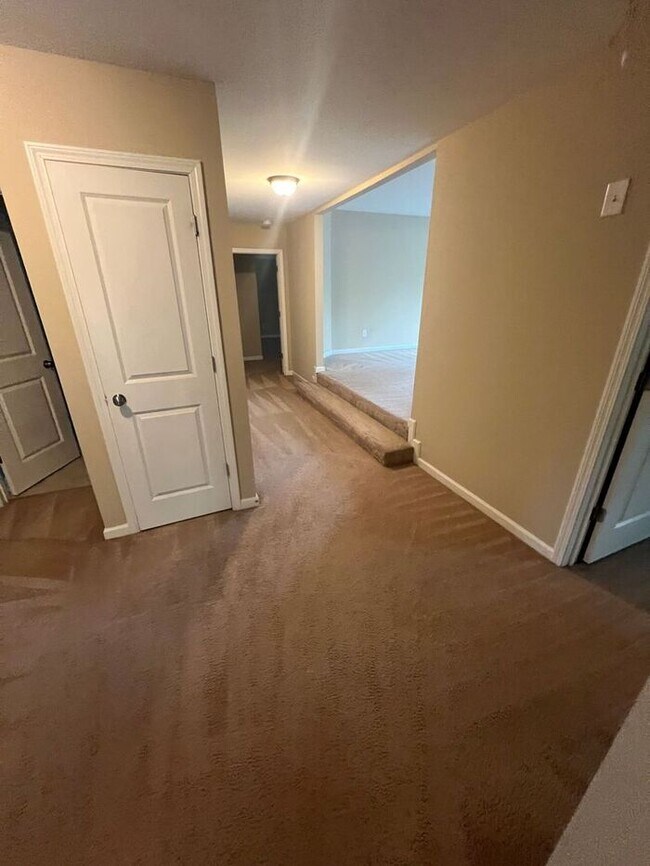 Building Photo - Now Ready! Amazing 5 bedroom house with 3 full bathrooms!