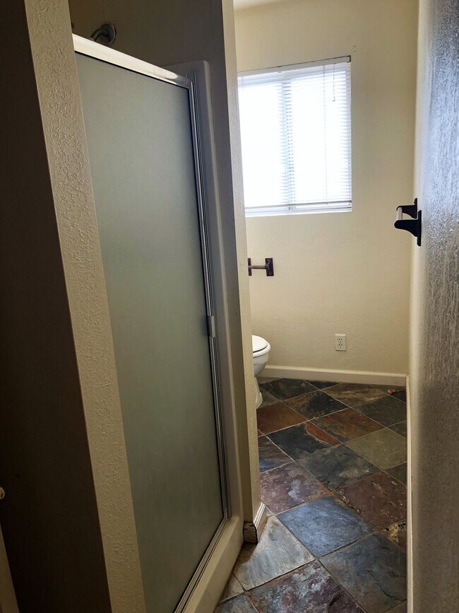 Building Photo - AVAILABLE NOW  $600 first month