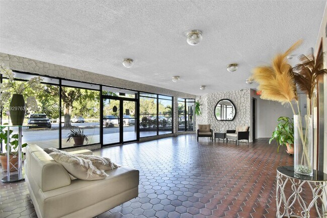 Building Photo - 9682 Fontainebleau Blvd