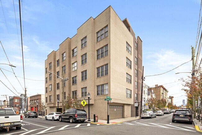 Building Photo - 544 28th St