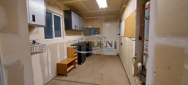 Building Photo - 4 bedroom, 2 bath house with open floor plan