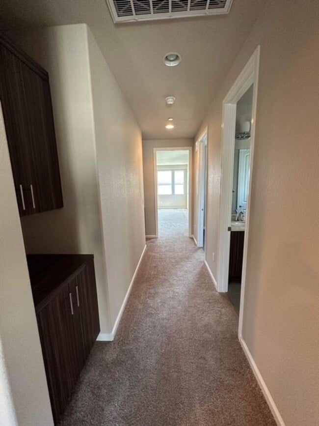 Building Photo - Newer 4 bedroom 3 bath home available