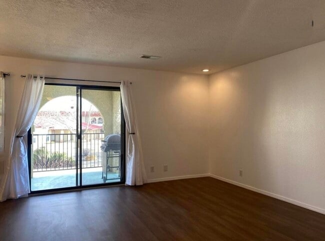 Building Photo - 807 Country Club Dr SE