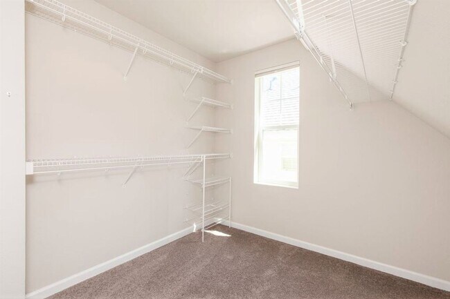 Building Photo - Absolutely Charming 3-Bed 2.5-Bath Home with One Car Garage!