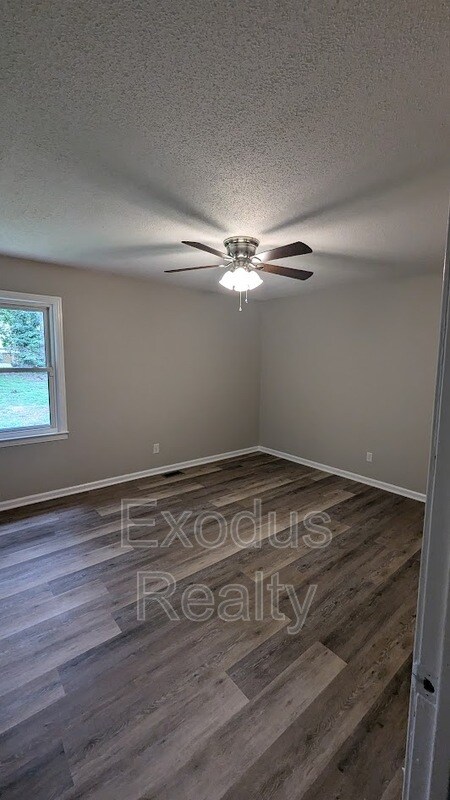 Building Photo - 8708 Peach Tree Dr