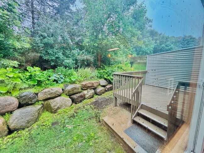 Building Photo - Gorgeous 3 Bedroom 4 Bath End Unit in Eagan