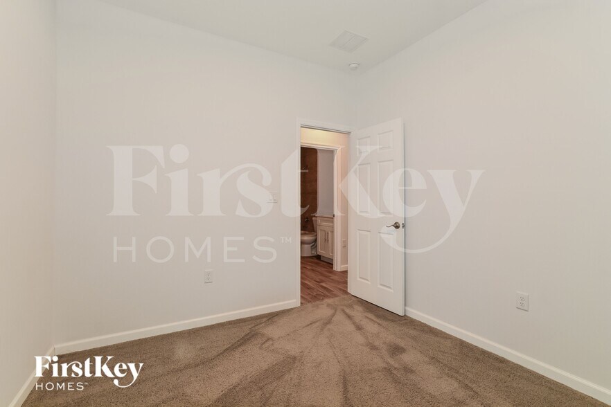 Building Photo - 1050 E Lombardy Dr