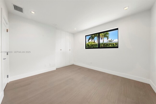 Building Photo - 10945 SW 75th Ct