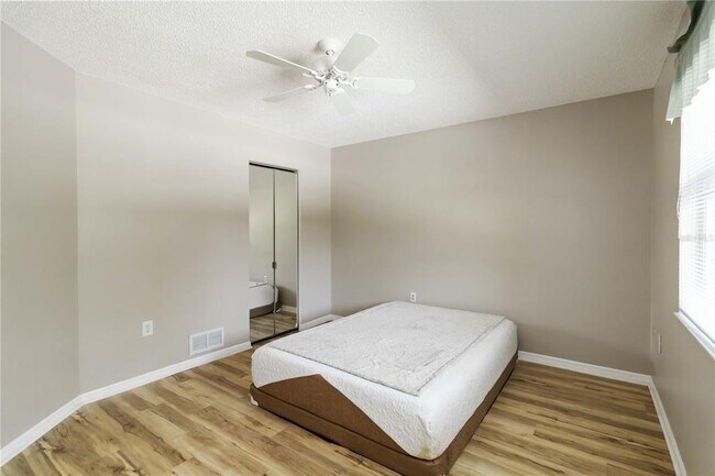 Building Photo - 880 Bird Bay Dr W