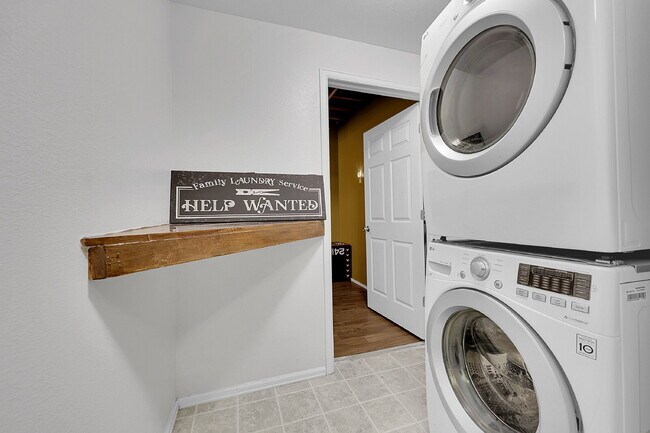 Building Photo - $2,100.00, 4 bed, 3 bath, located in Color...