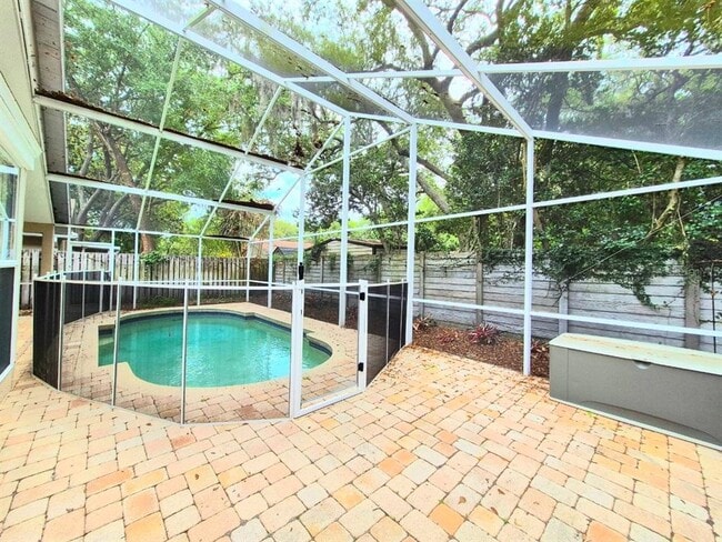 Building Photo - 2214 Green Oaks Ln