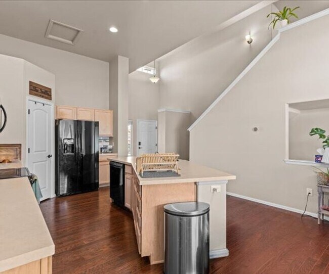 Building Photo - Modern 4-Bedroom Home in Desirable Promontory Neighborhood - Pet Friendly