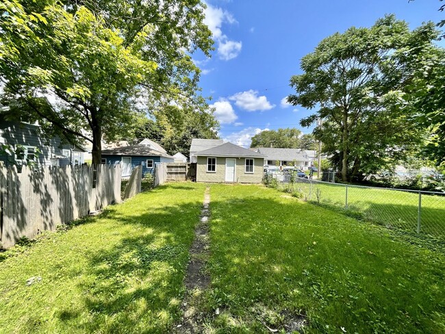 Building Photo - Three Bedroom Home in Northeast Grand Rapids