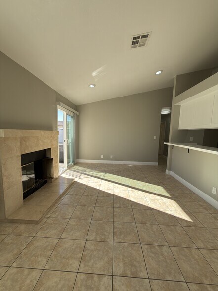 Family Room - 2338 Langhorn St