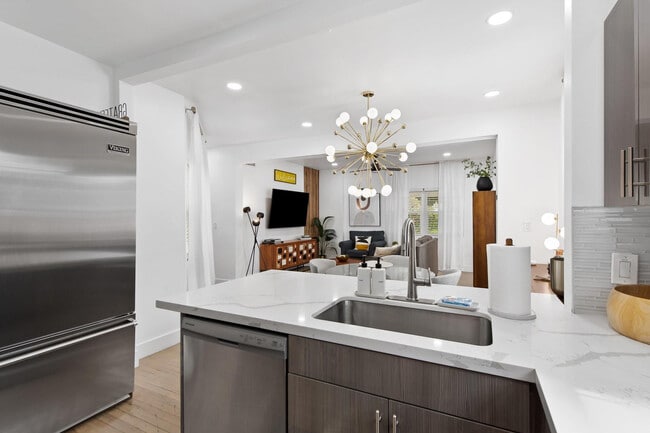 Building Photo - 615 SE 11th Ave