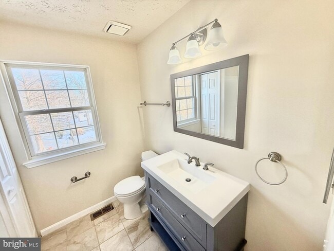 Building Photo - 5026 Dorchester Cir