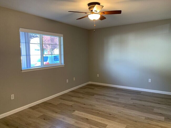 Building Photo - 13631 SE Oatfield Rd