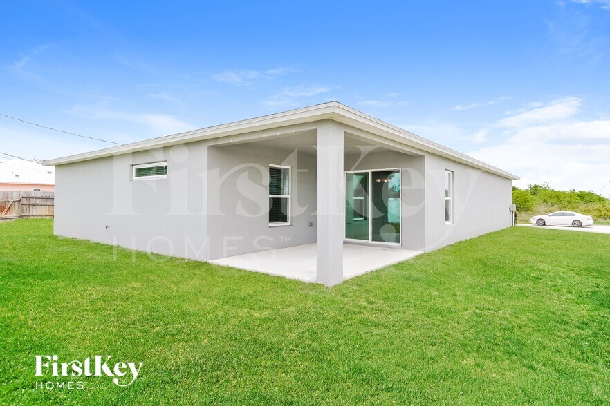 Building Photo - 122 SW Sea Lion Rd