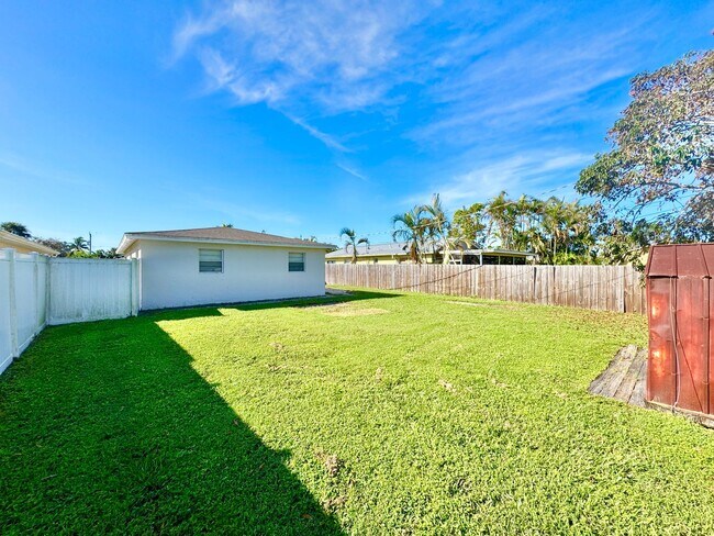 Building Photo - ** NAPLES PARK ** 3 BED / 2 BATH ** PET OK...