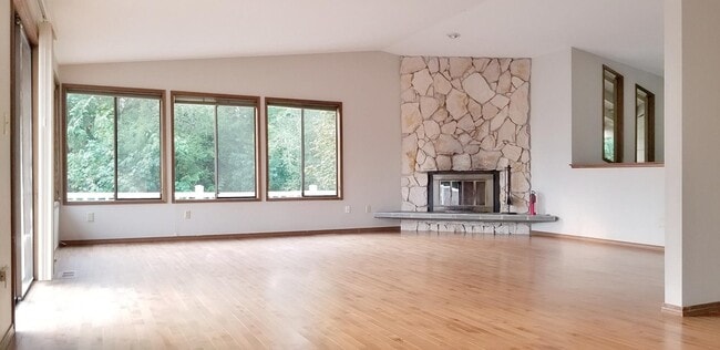 Building Photo - Hard to find 5 bedroom home in Tamoshan ne...